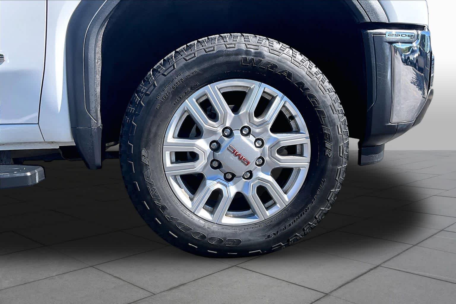 Used 2024 Summit White GMC SLT image 11