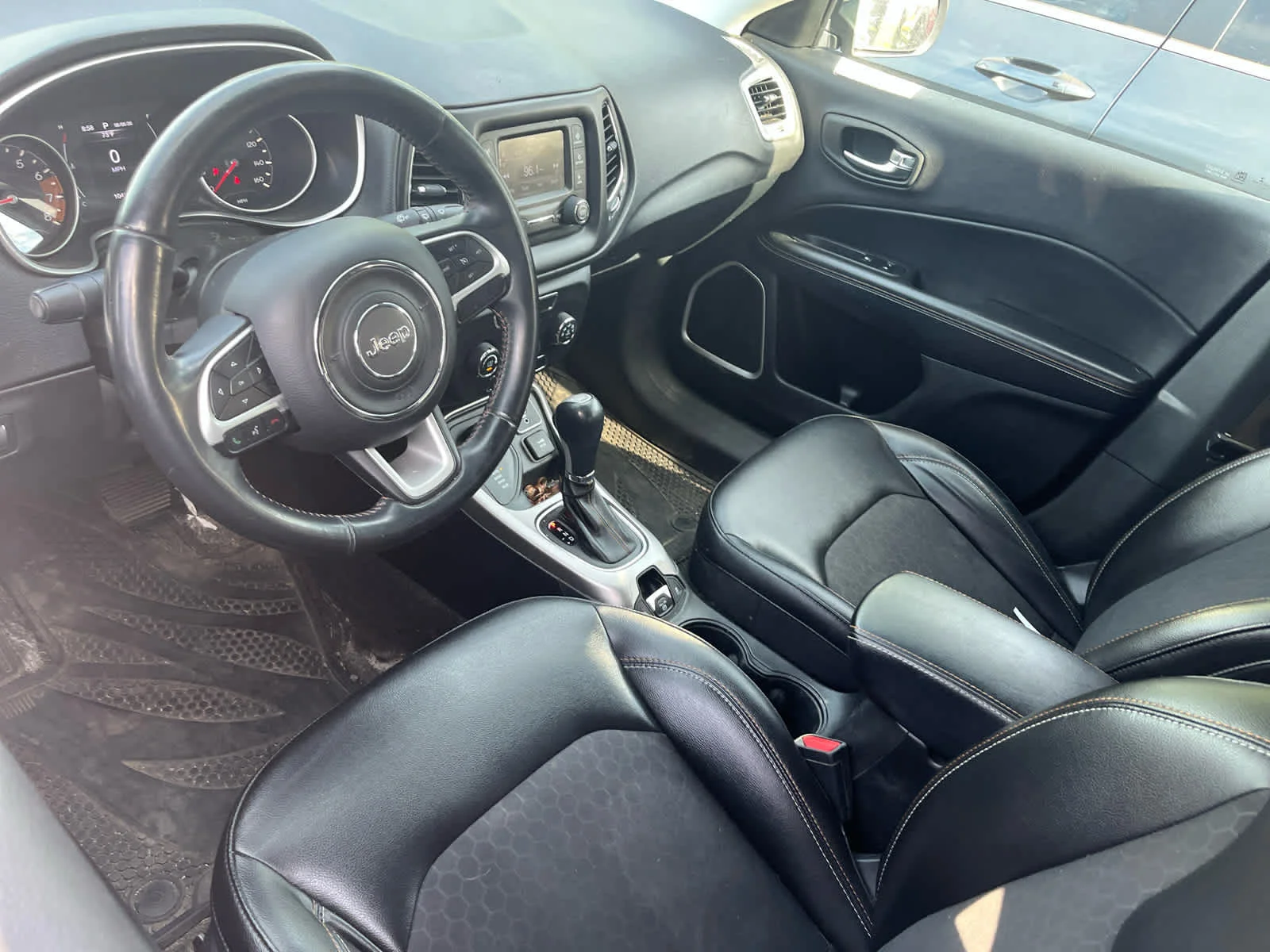 Used 2018 Billet Silver Metallic Clearcoat Jeep Latitude image 4