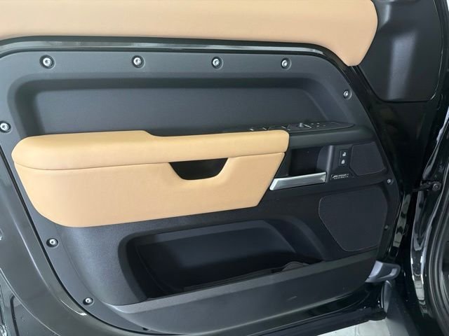 New 2026 Santorini Black Land Rover X-Dynamic SE image 8