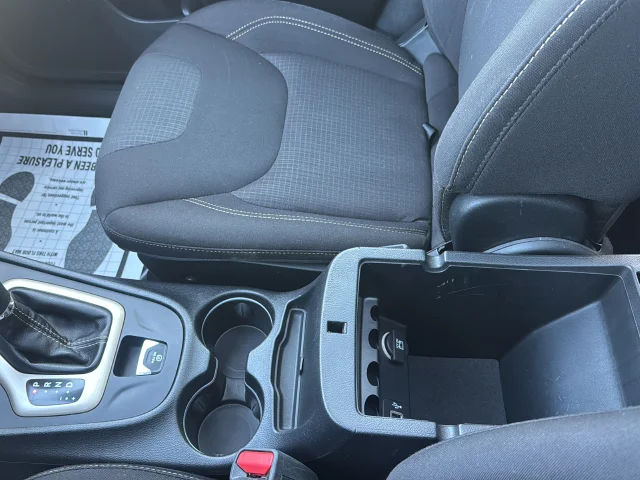 Used 2017 White Jeep Latitude image 34