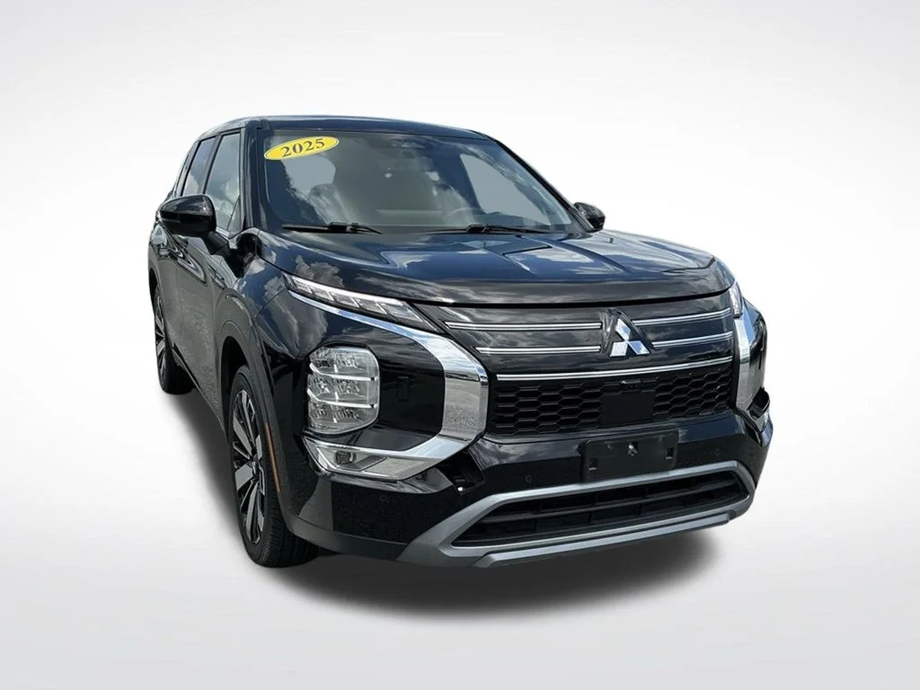 Used 2025  Mitsubishi SE image 14