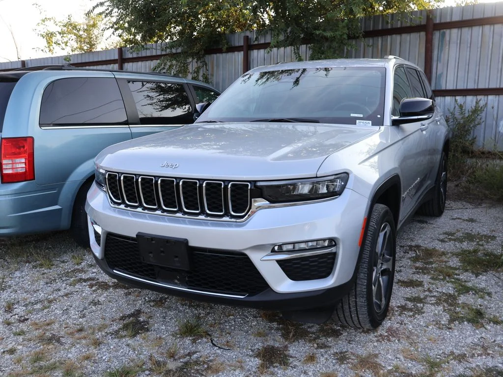 Used 2024 Silver Jeep Limited image 3