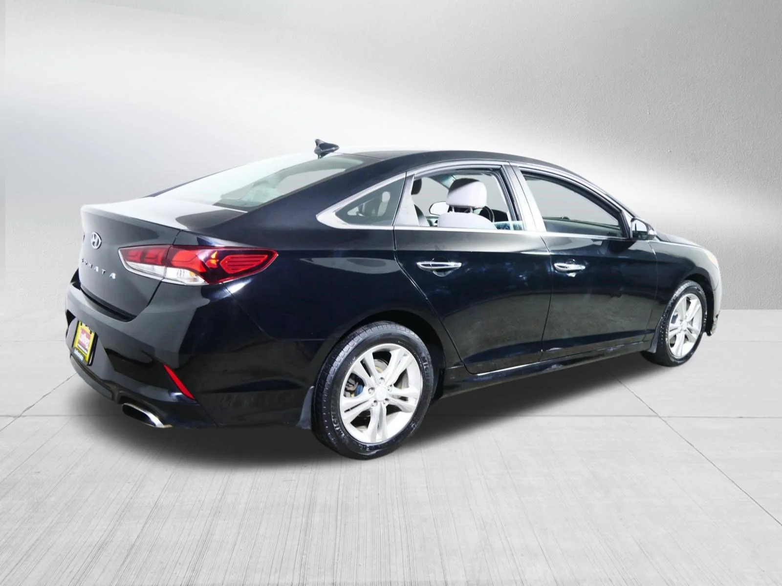 Used 2018 Phantom Black Hyundai SEL image 7