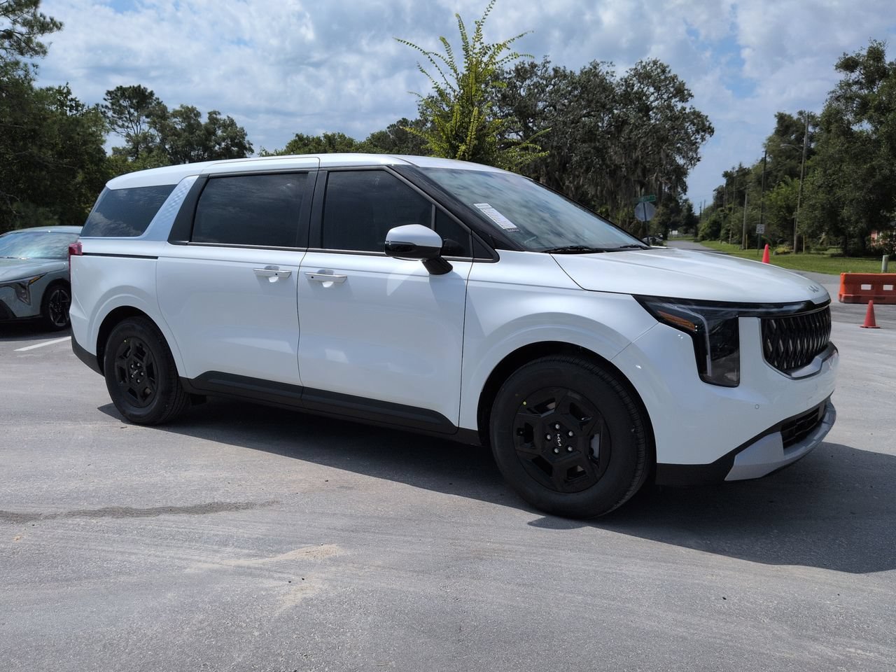 New 2027 Snow White Pearl Kia LX image 2