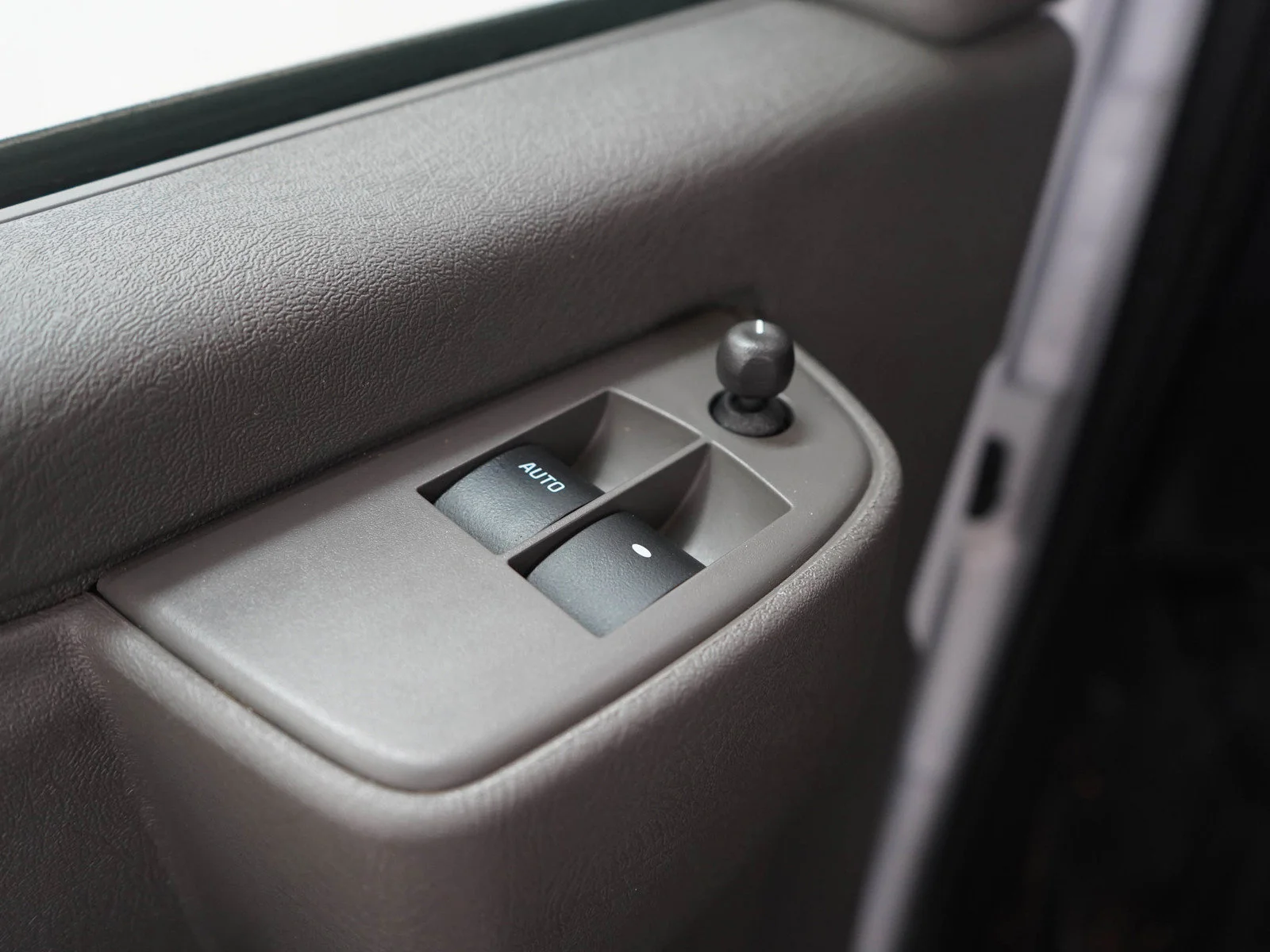 Used 2025 Summit White Chevrolet LT image 16