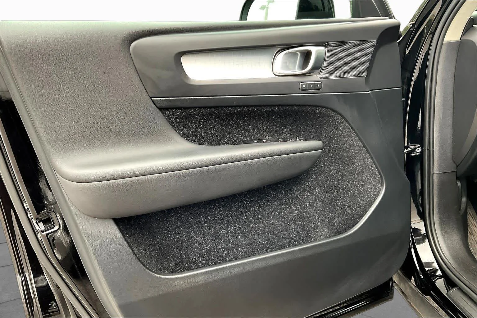 Used 2020 black Volvo Momentum image 20