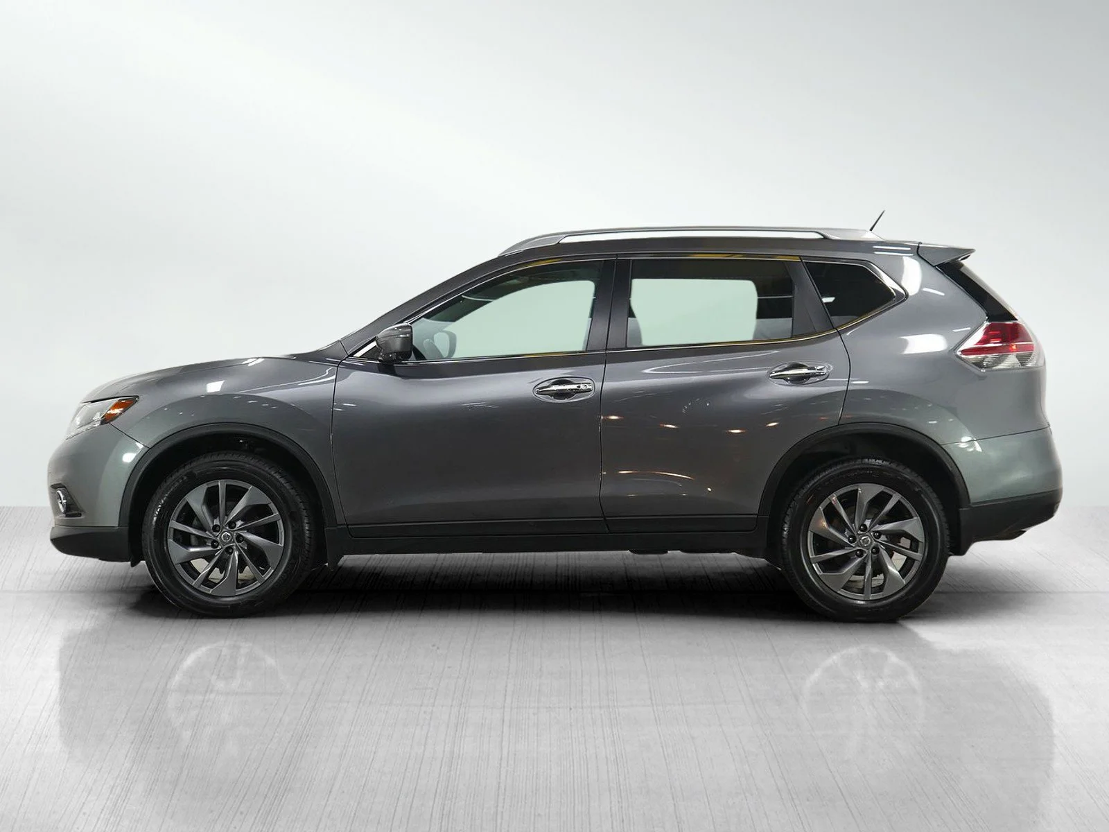 Used 2016 Nissan Rogue SL with VIN 5N1AT2MV8GC888823 for sale in Burnsville, Minnesota