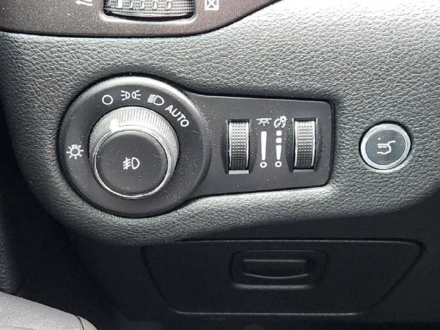 Used 2020 Silver Jeep Trailhawk image 22