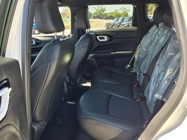 New 2026 Bright White Clear-Coat Exterior Paint Jeep Latitude image 11