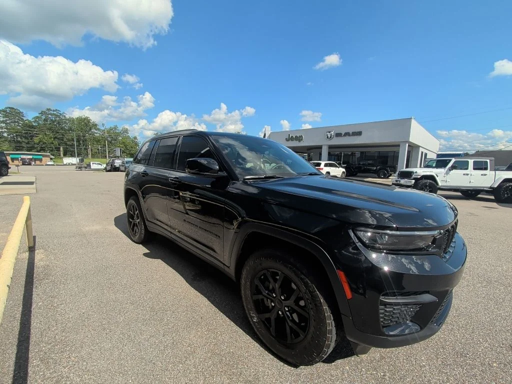 Used 2025 Black Jeep Altitude X image 4