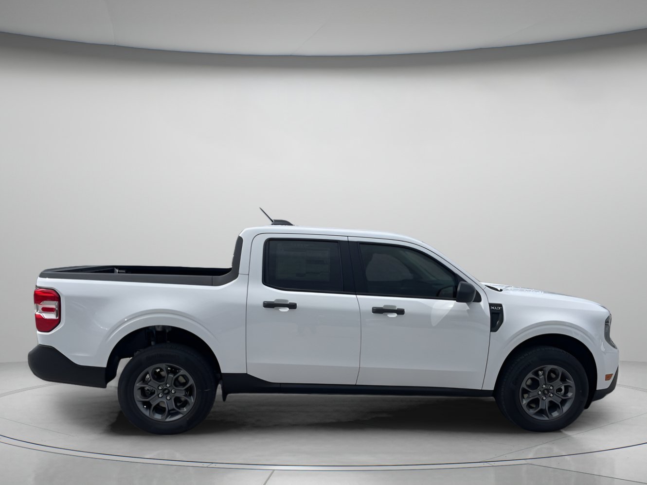 New 2026 Oxford White Ford XLT image 2
