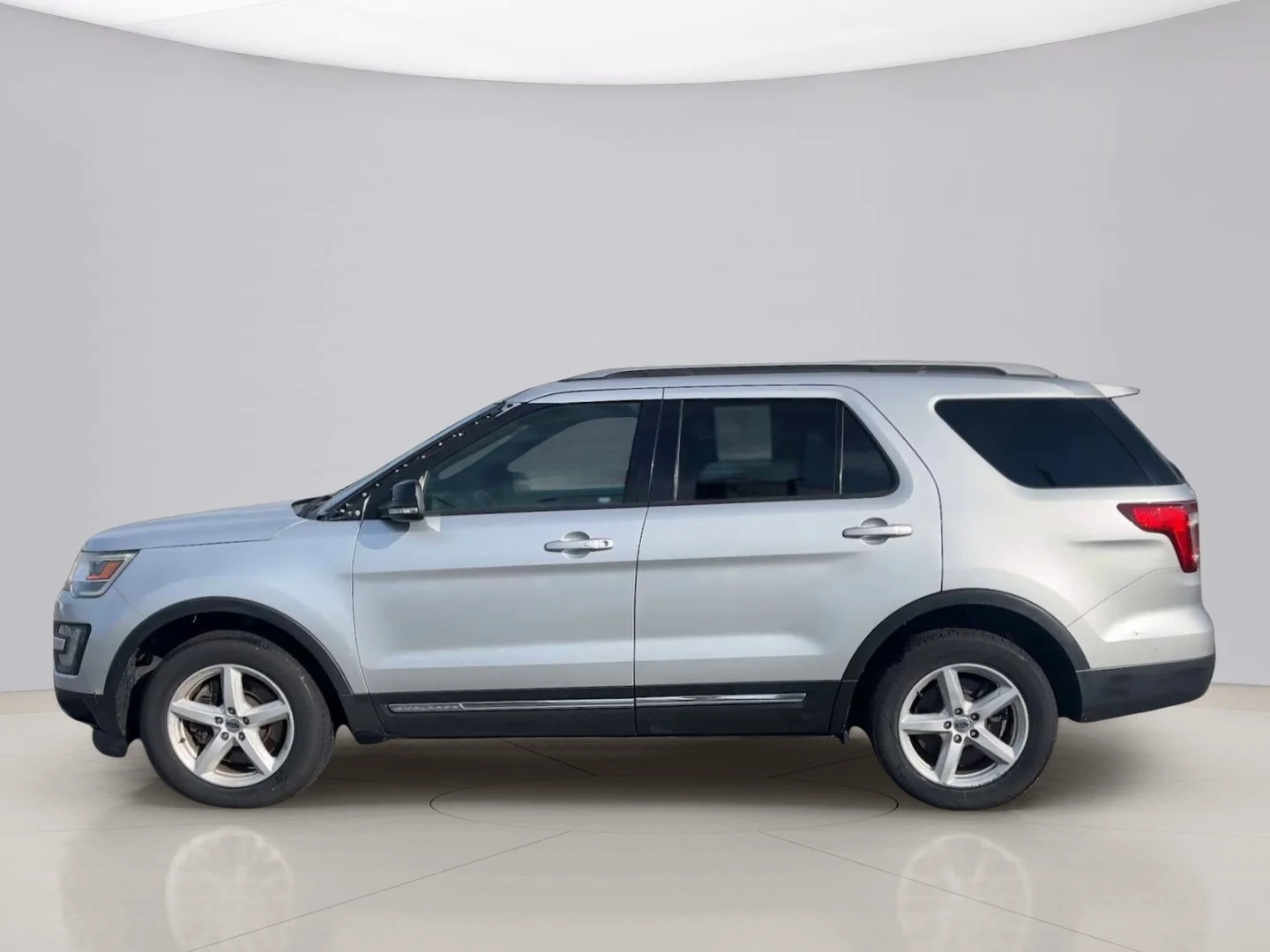 Used 2017 Silver Ford XLT image 2