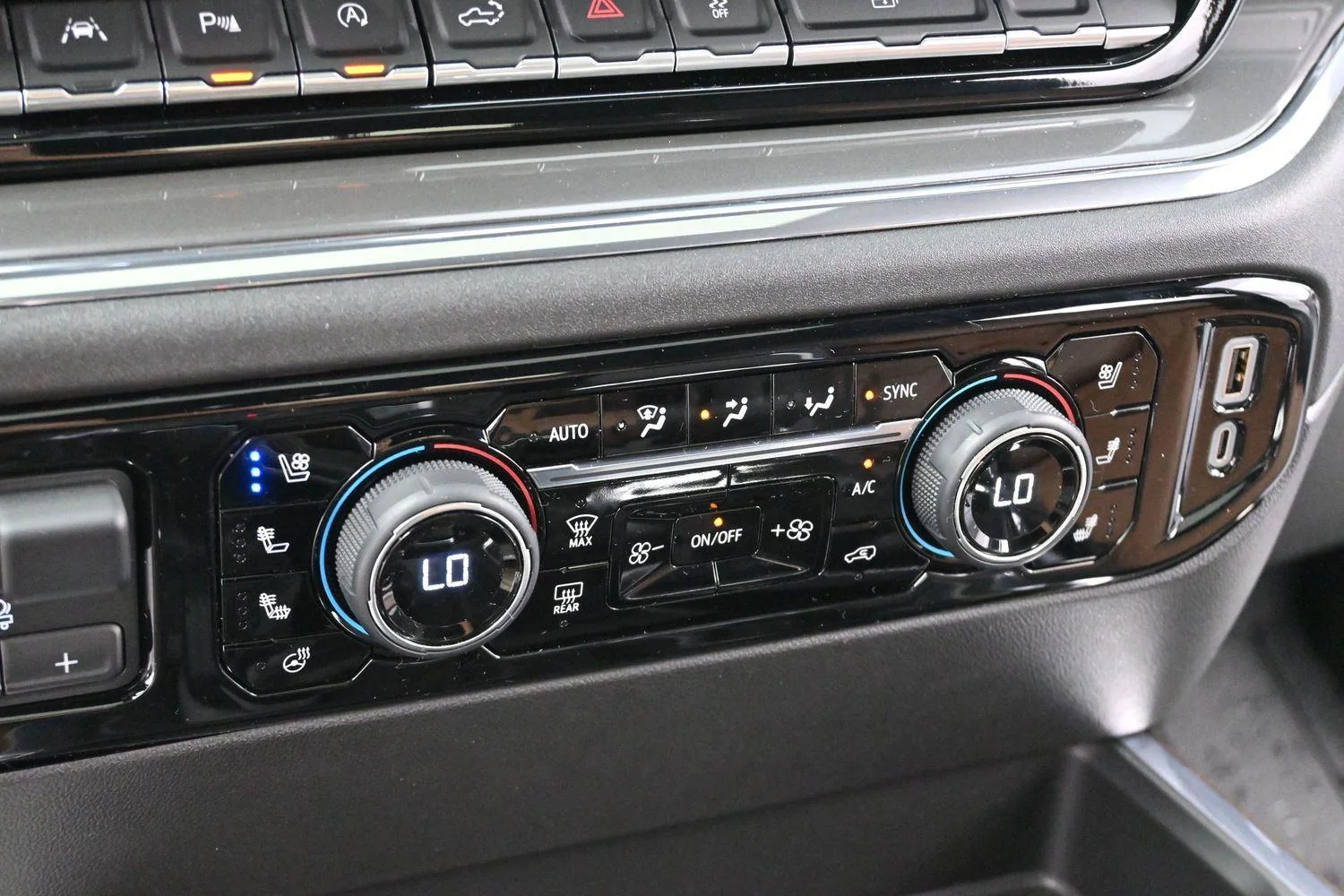 Used 2024 Iridescent Pearl Tricoat Chevrolet High Country image 27