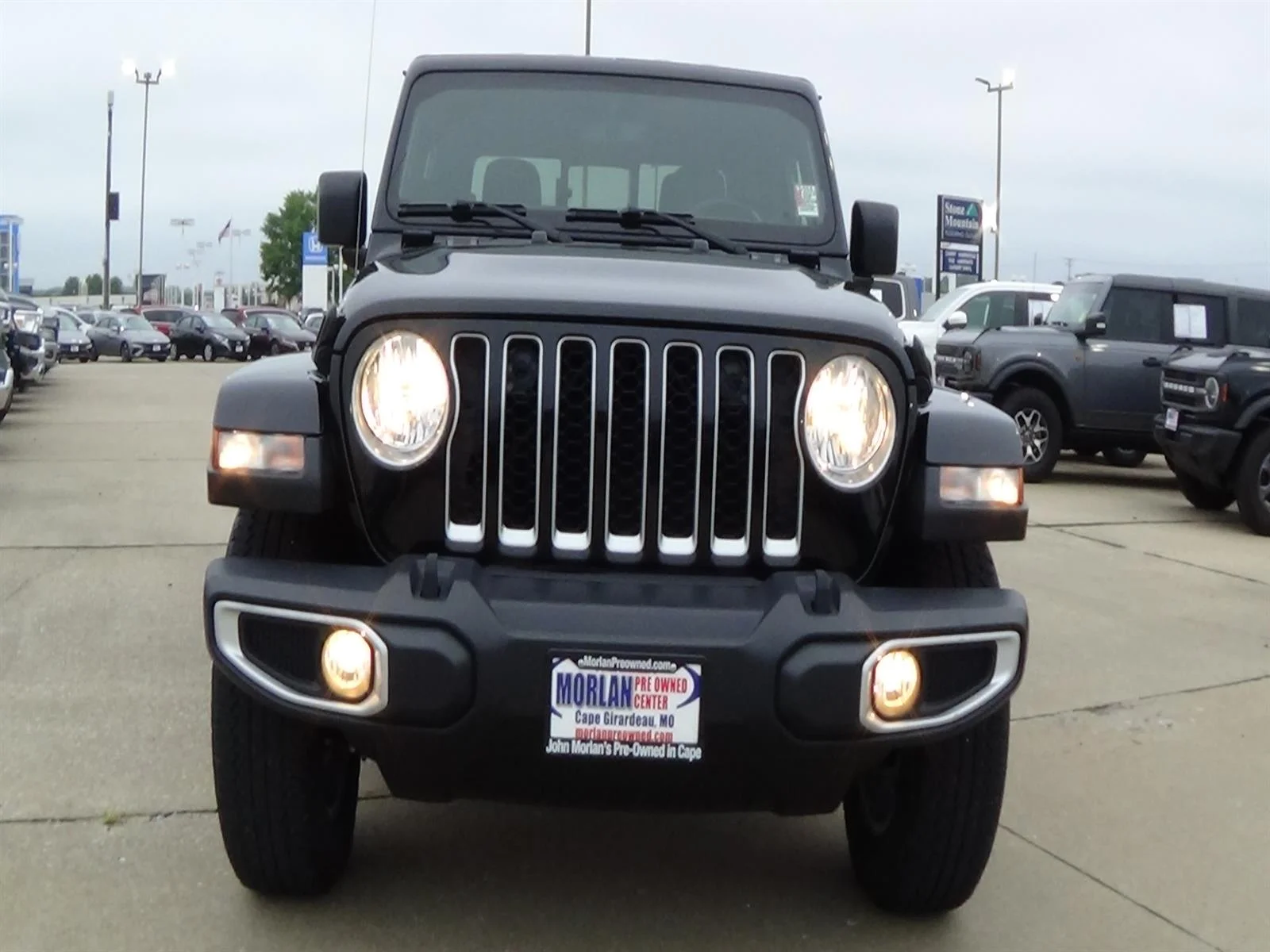 Used 2022 Black Clear Coat (px8) Jeep Overland image 3