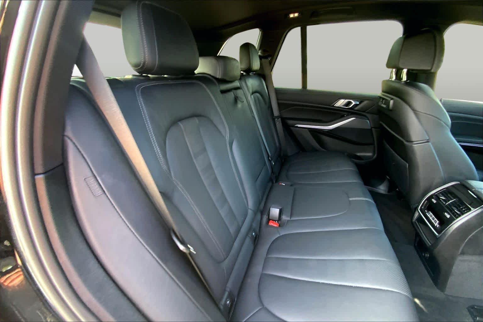 Used 2022 Black Sapphire Metallic BMW xDrive40i image 19