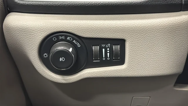 Used 2022 Crystal Metallic Chrysler Touring L image 30