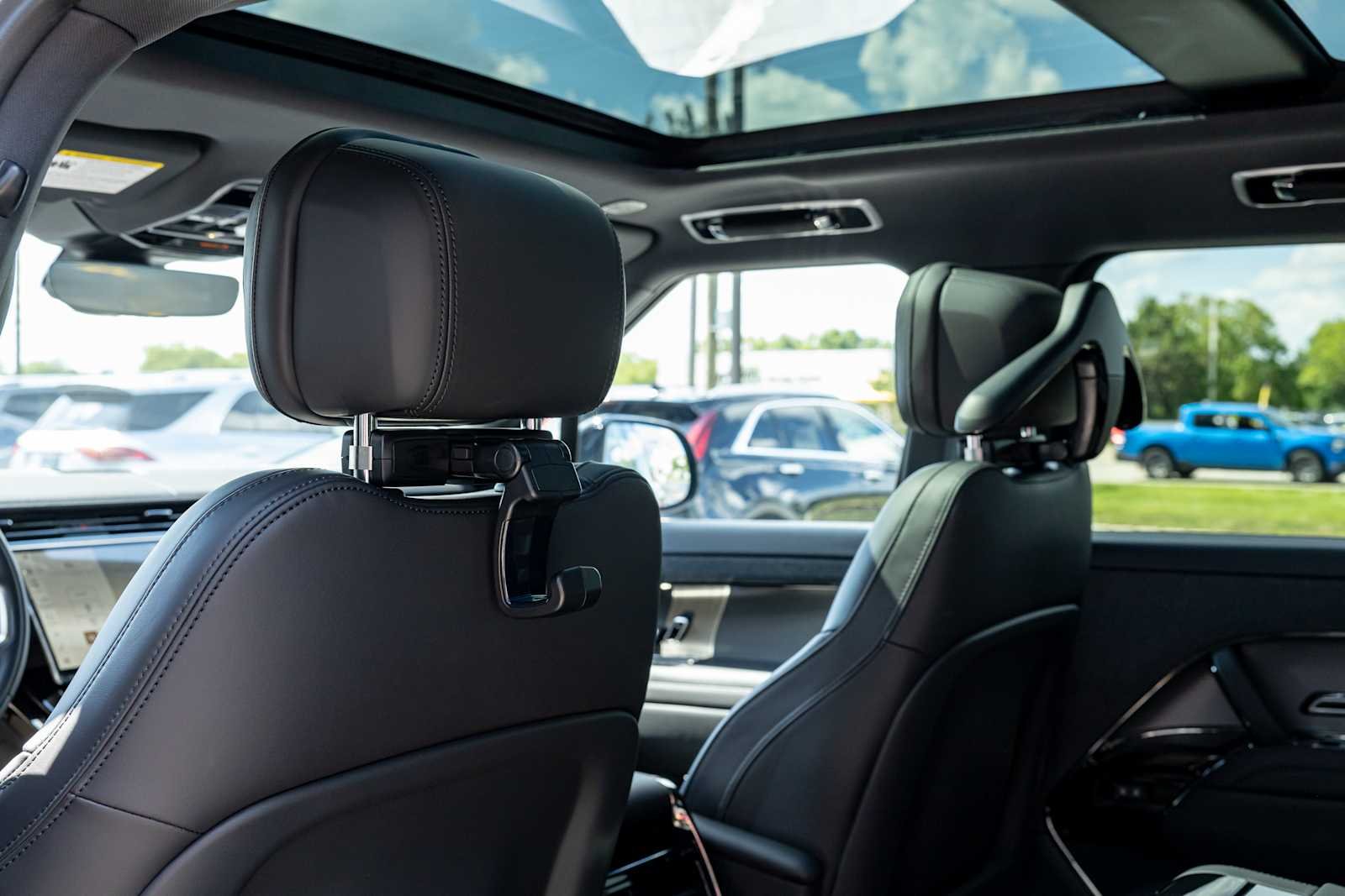 New 2026 BLACK Land Rover SE image 32