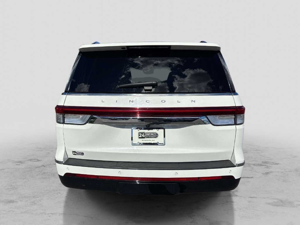 Used 2022 White Lincoln Reserve image 4