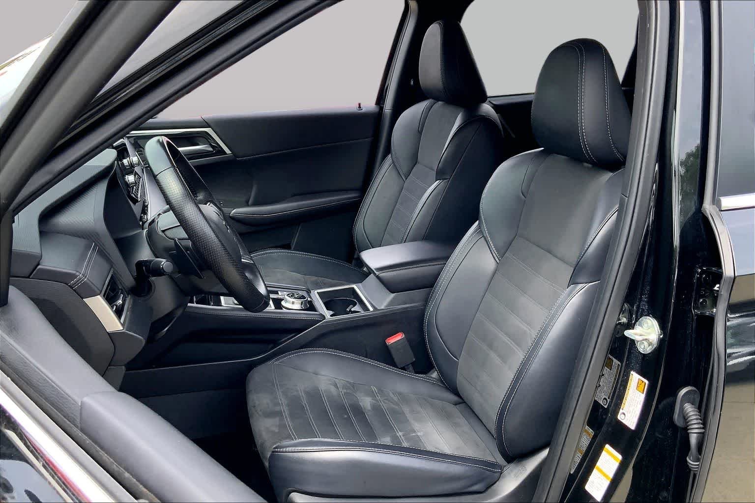 Used 2024 Black Diamond Mitsubishi SE image 8