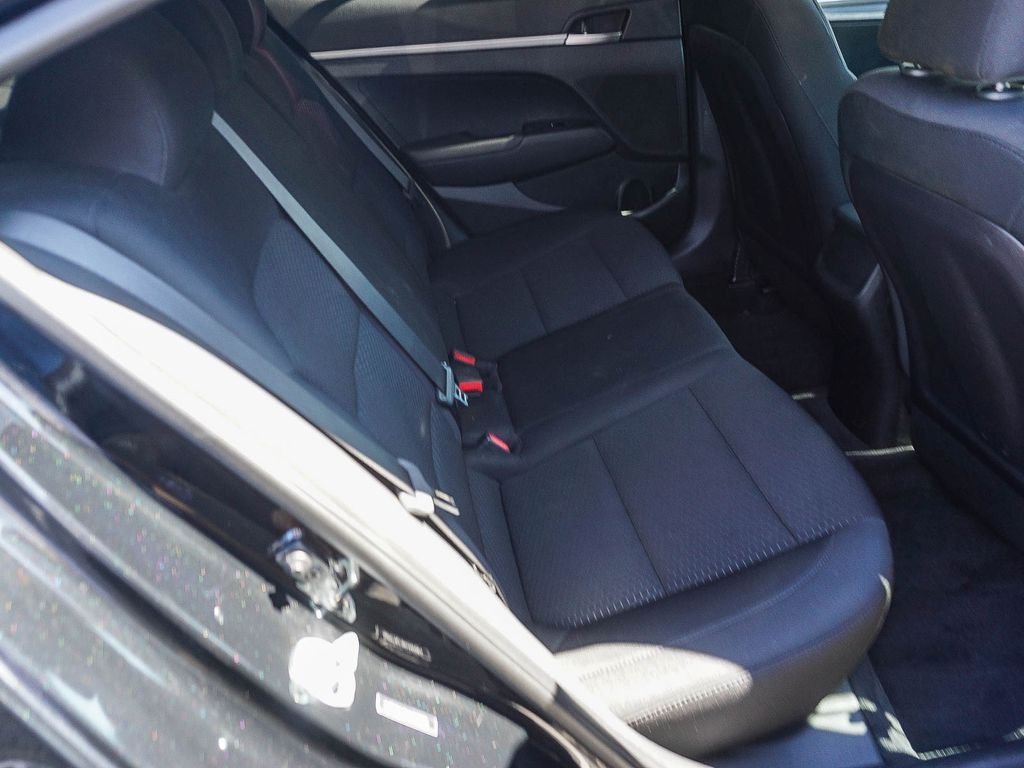 Used 2019 Black Hyundai SE image 13