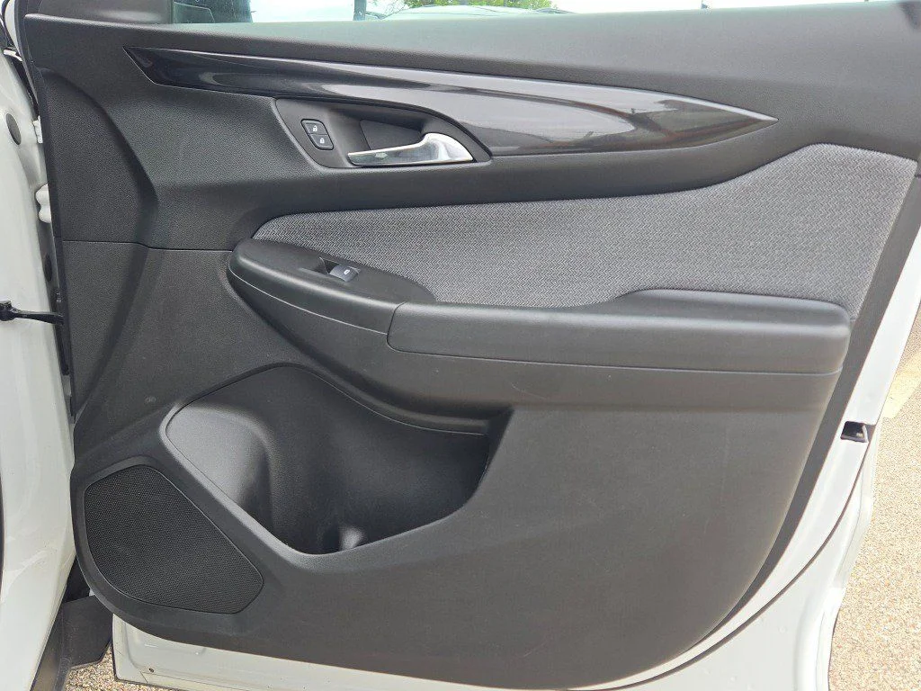 Used 2025 Summit White Chevrolet LT image 8