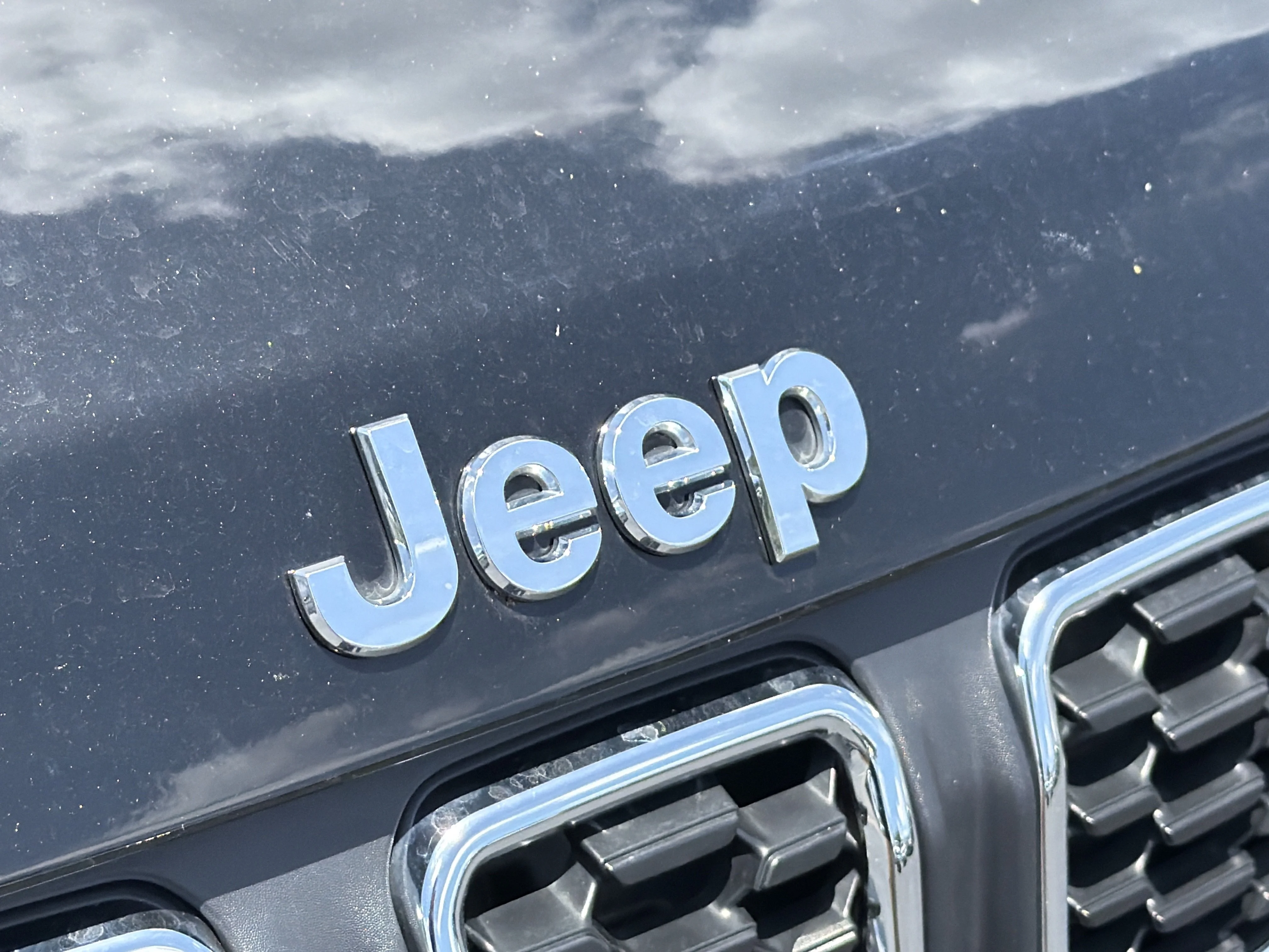 Used 2024 Diamond Black Crystal Pearlcoat Jeep Latitude Lux image 30