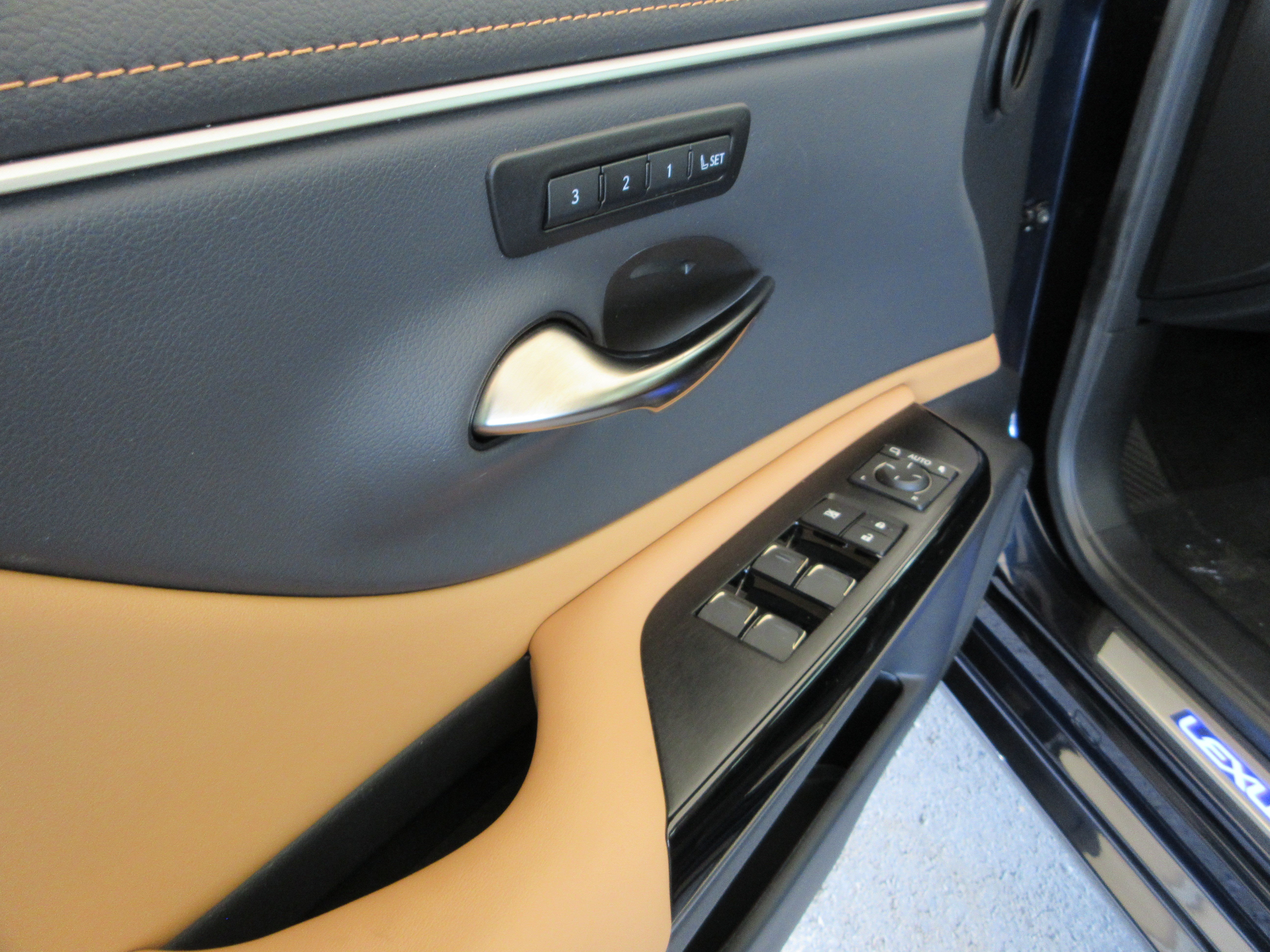 Used 2025 Nightfall Mica Lexus 300h image 29