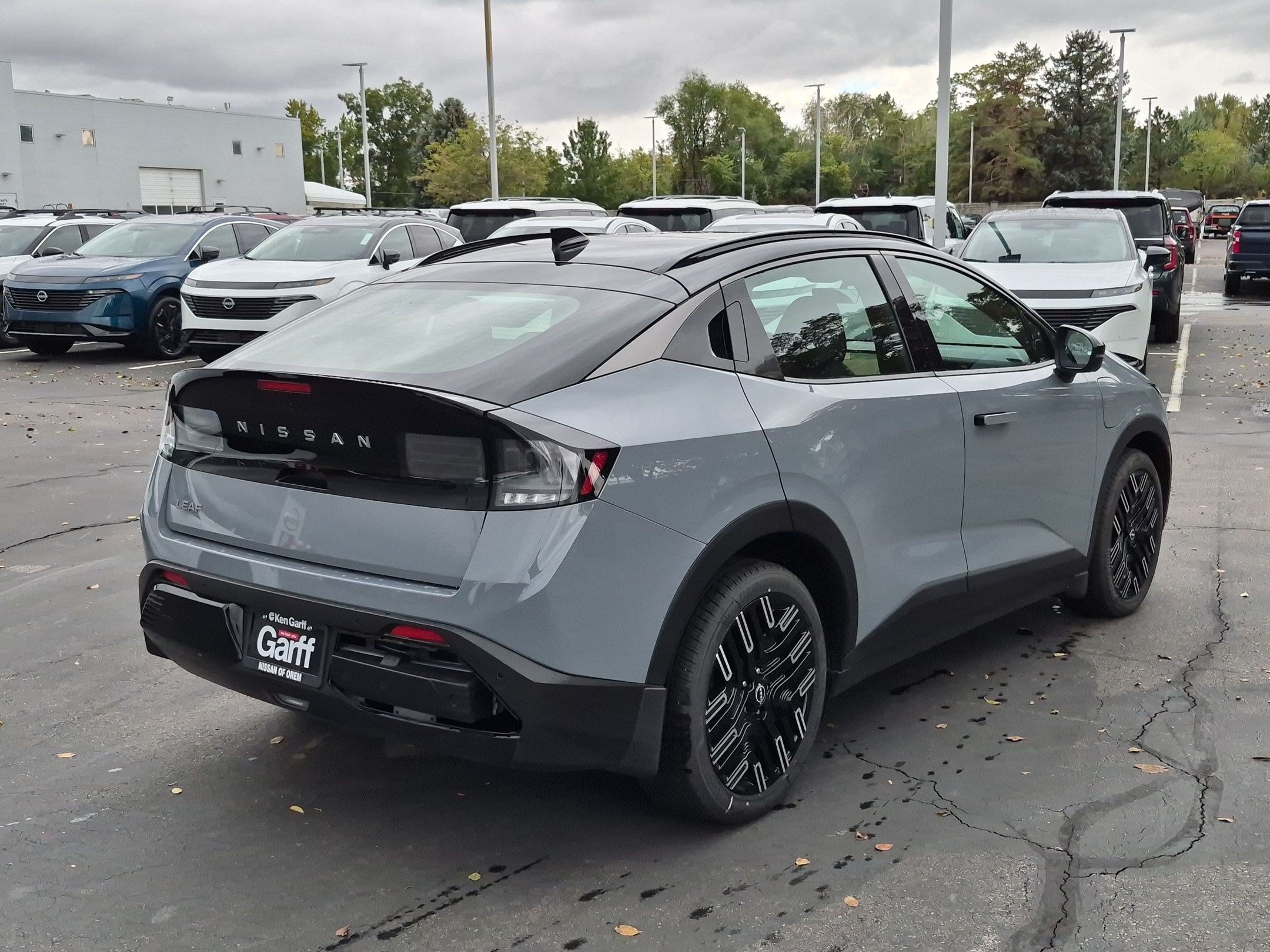 New 2026 Boulder Gray Pearl / Super Black Two-tone Nissan Platinum+ image 3