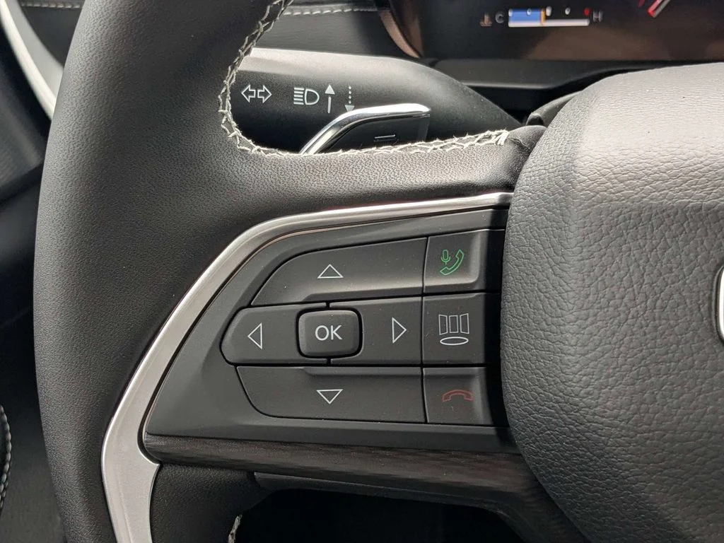 New 2026 Diamond Black Crystal Pearlcoat Jeep Laredo image 24