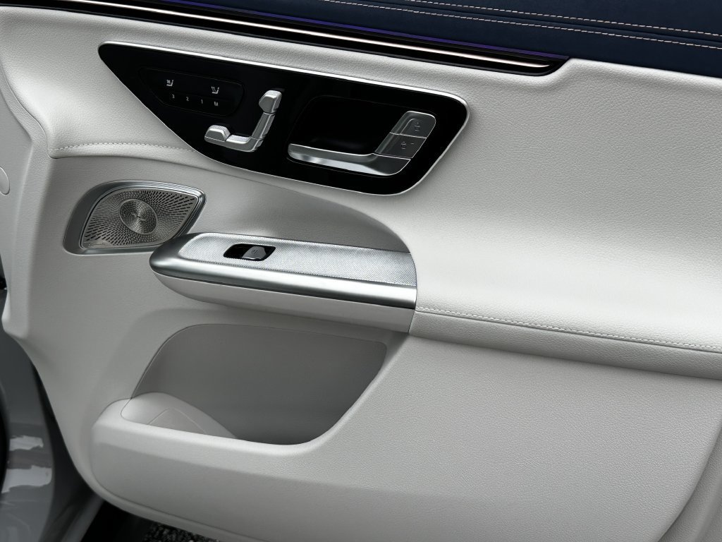 New 2027 MANUFAKTUR Alpine Grey Mercedes-Benz EQE 320+ image 52