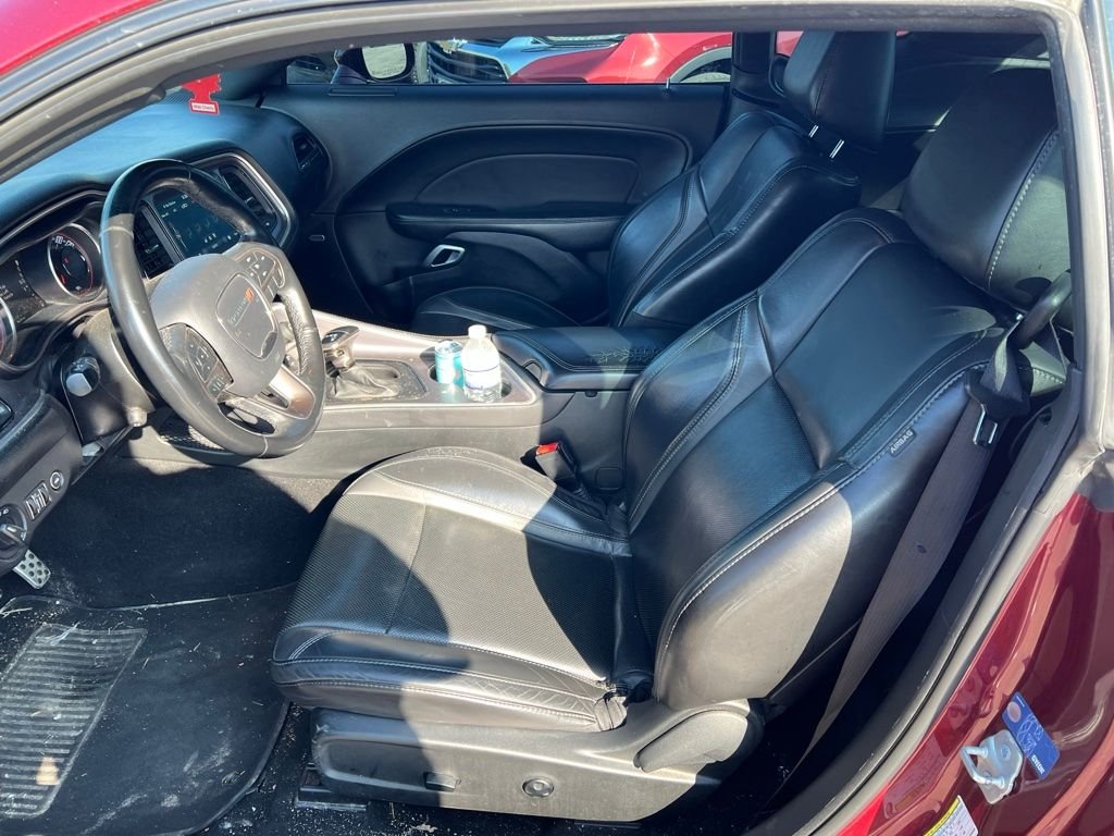 Used 2019 Red Dodge SXT image 2
