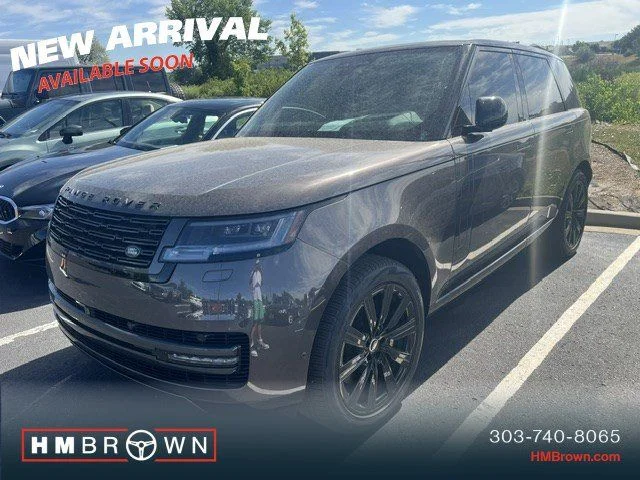 Used 2025  Land Rover SE image 2