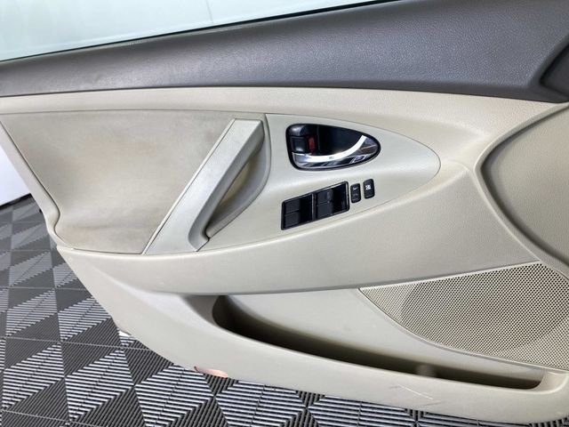 Used 2009 Beige Toyota LE image 19