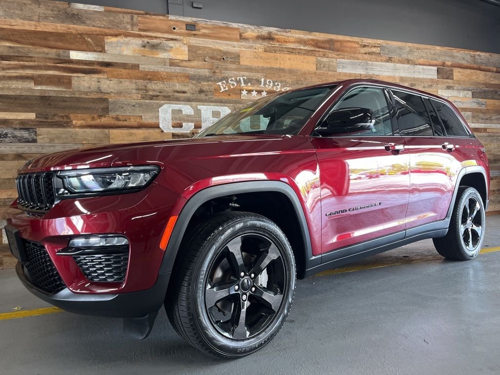 Used 2023 Velvet Jeep Limited image 16
