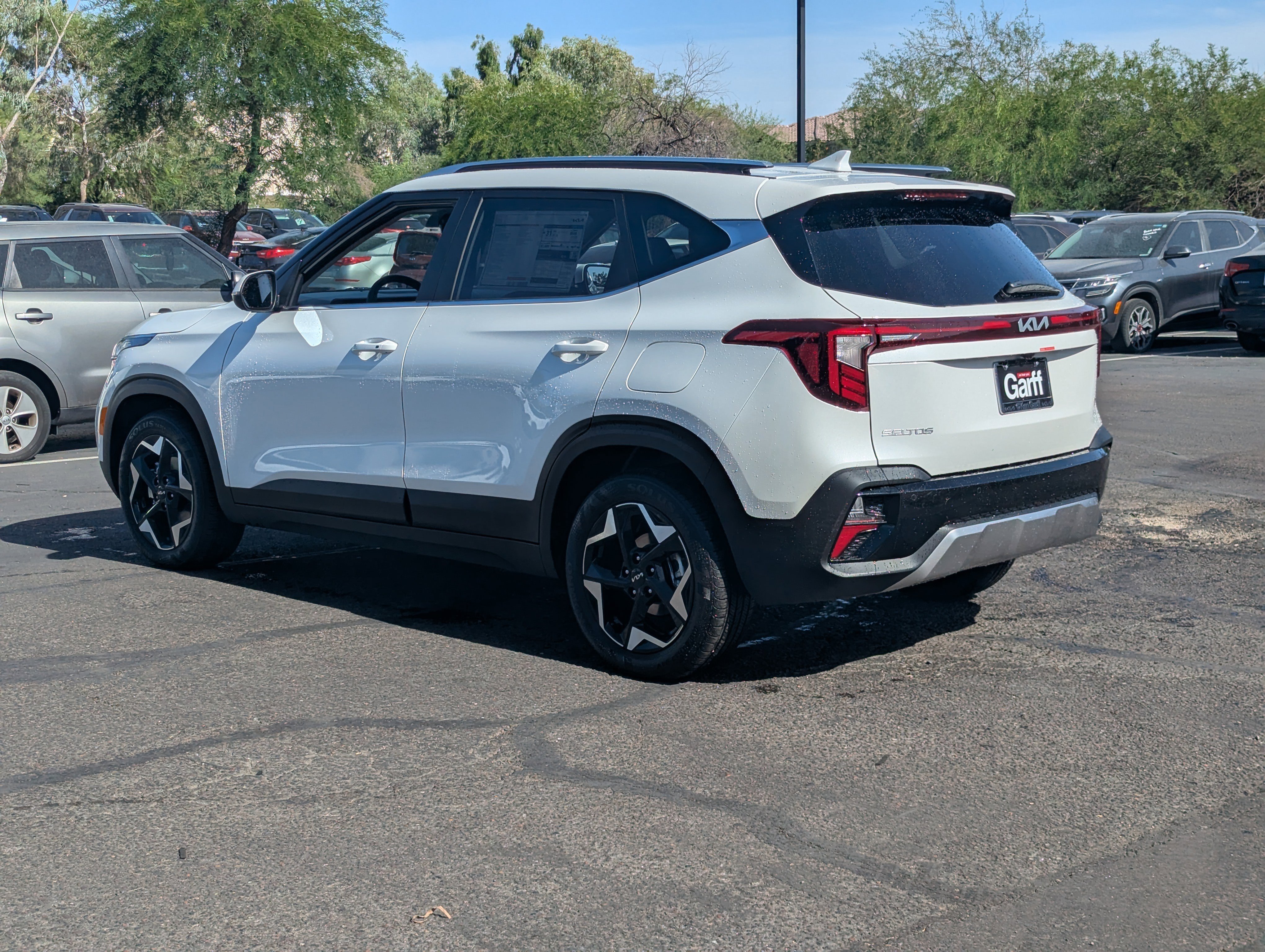 New 2026 Snow White Pearl Kia EX image 4