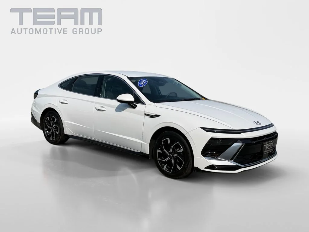 Used 2025 White Hyundai SEL image 1