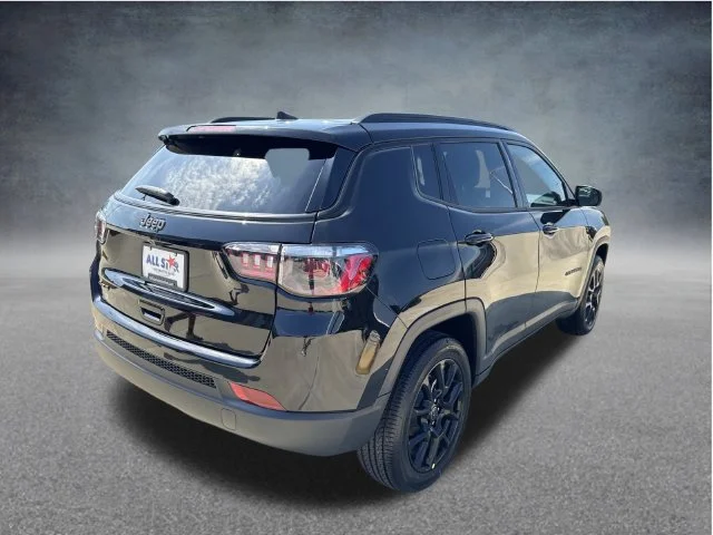 New 2026 Diamond Black Crystal Pearl-Coat Exterior Paint Jeep Latitude image 8