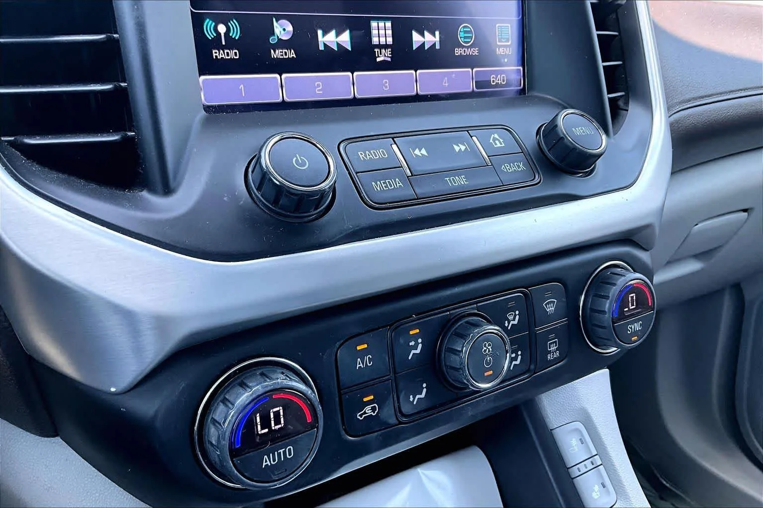 Used 2018 Iridium Metallic GMC SLT image 34