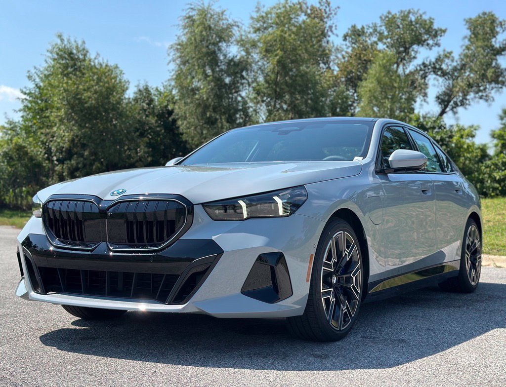 New 2027 Brooklyn Grey Metallic BMW 550e xDrive image 3