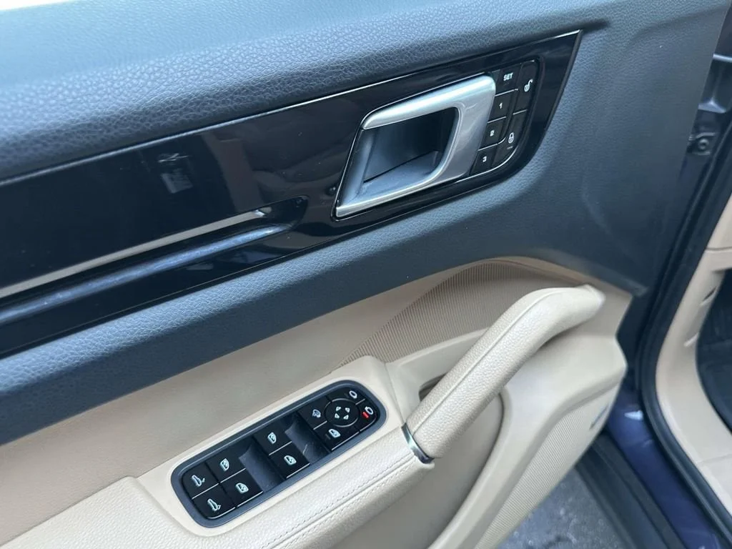 Certified Used 2019 Blue Porsche  image 18