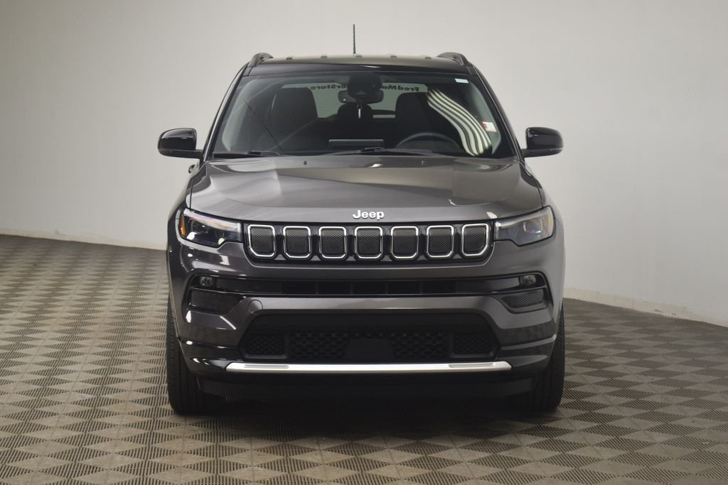 Used 2019 Granite Crystal Metallic Clearcoat Jeep Latitude image 19