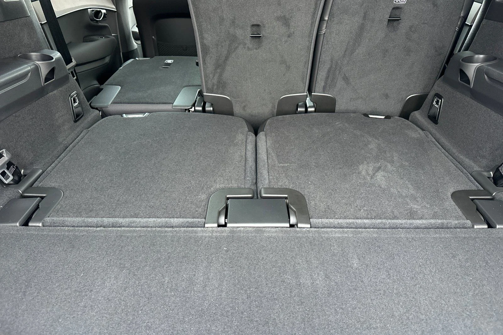 New 2026 Crystal White Volvo B6 Ultra Dark Theme 7-Seater image 18