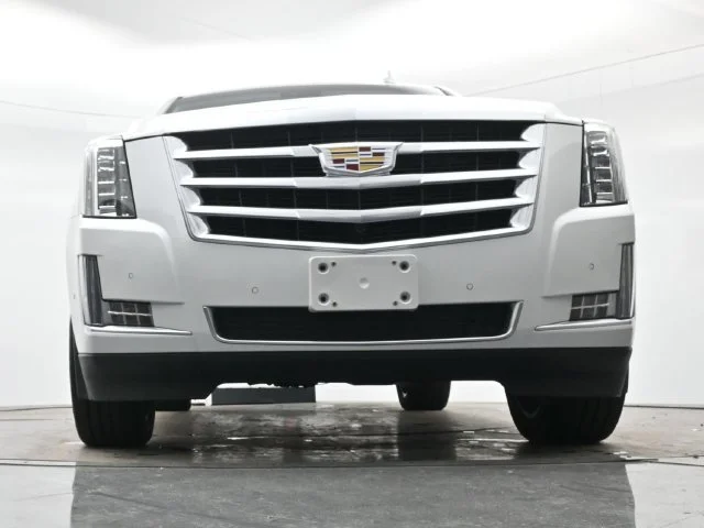 Used 2018 CRYSTAL WHITE TRICOAT Cadillac Luxury image 27