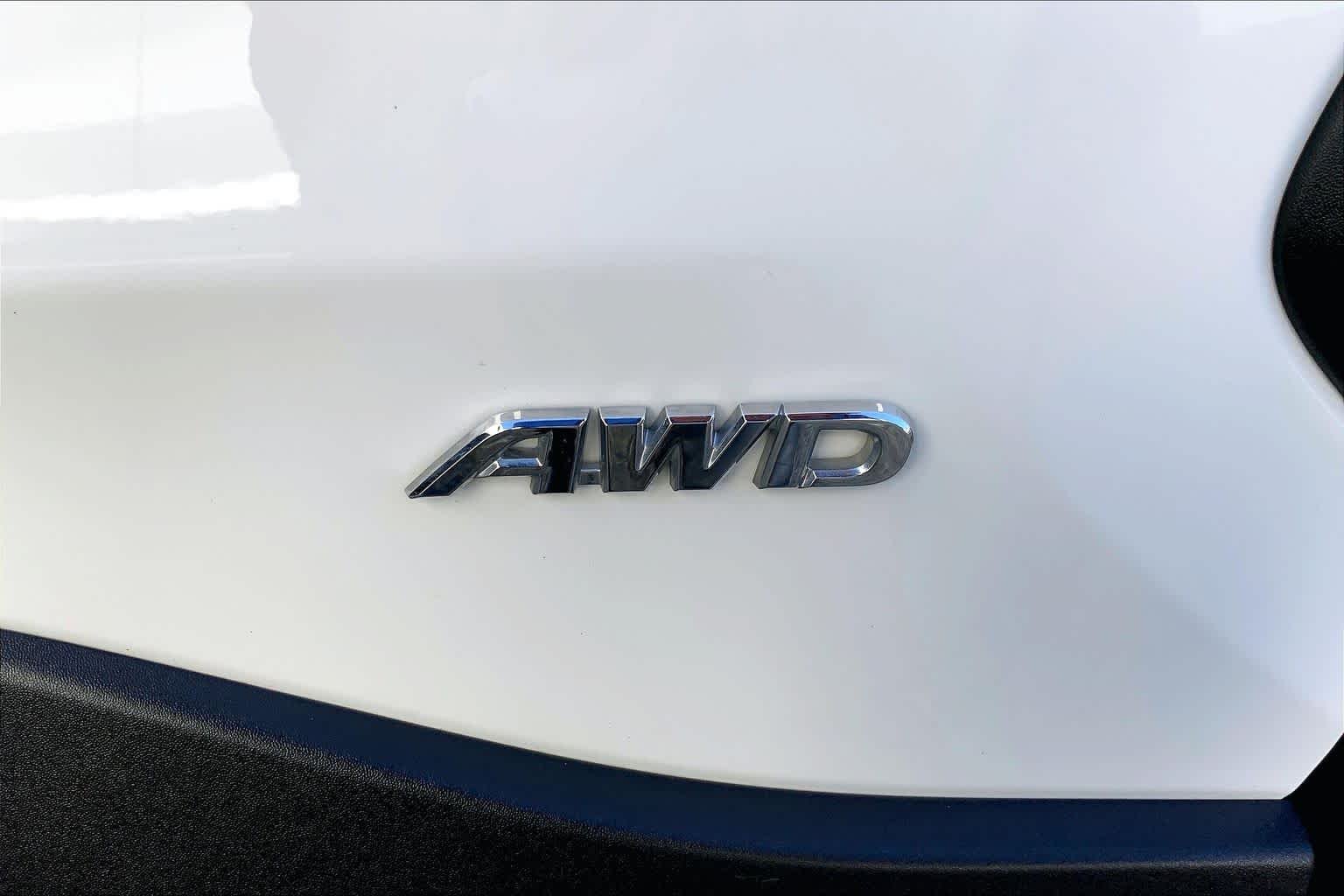 Used 2024 Ice Cap Toyota Hybrid LE image 32