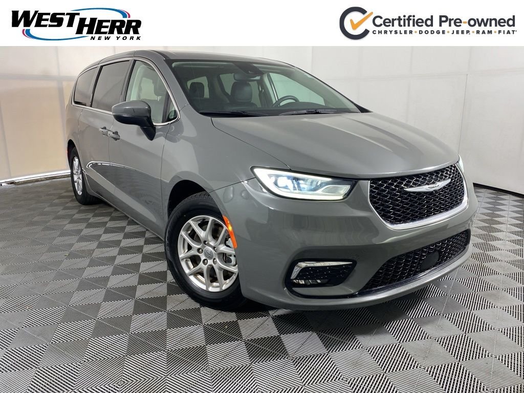 2023 Chrysler Pacifica Touring L's photo