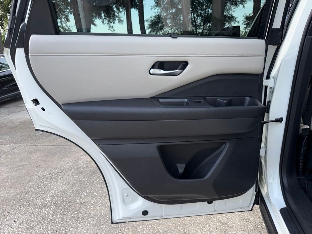 Used 2023 White Nissan SL image 29