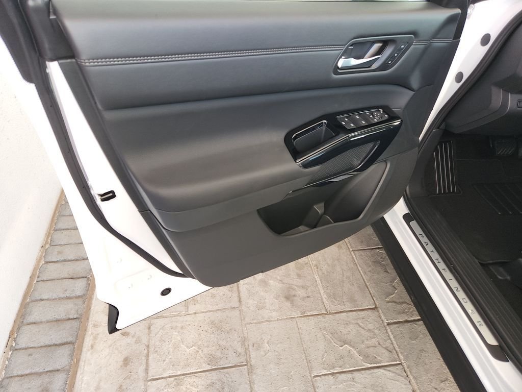 New 2026 Everest White Pearl TriCoat Nissan Platinum image 23