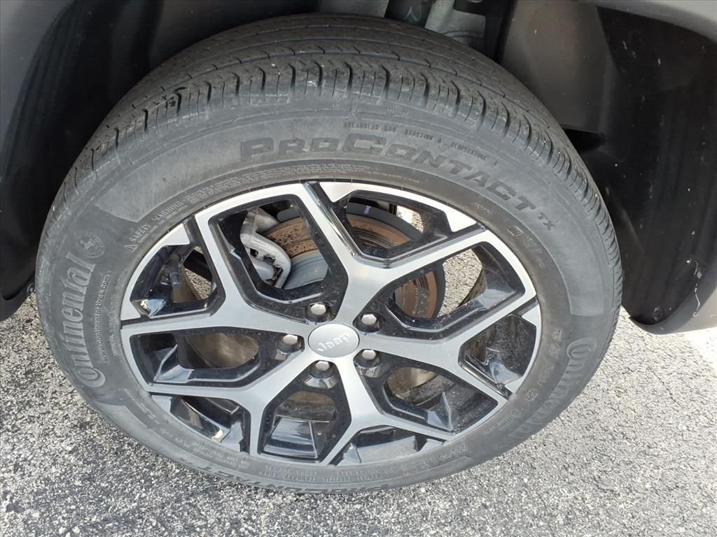 Certified Used 2024 Silver Jeep Limited image 5