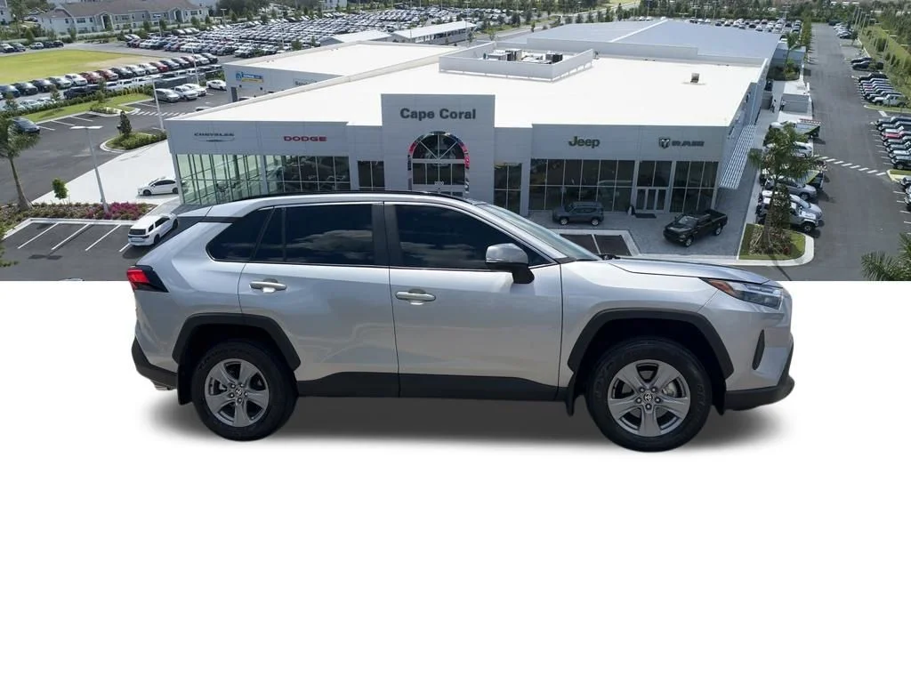 Used 2025  Toyota XLE image 12