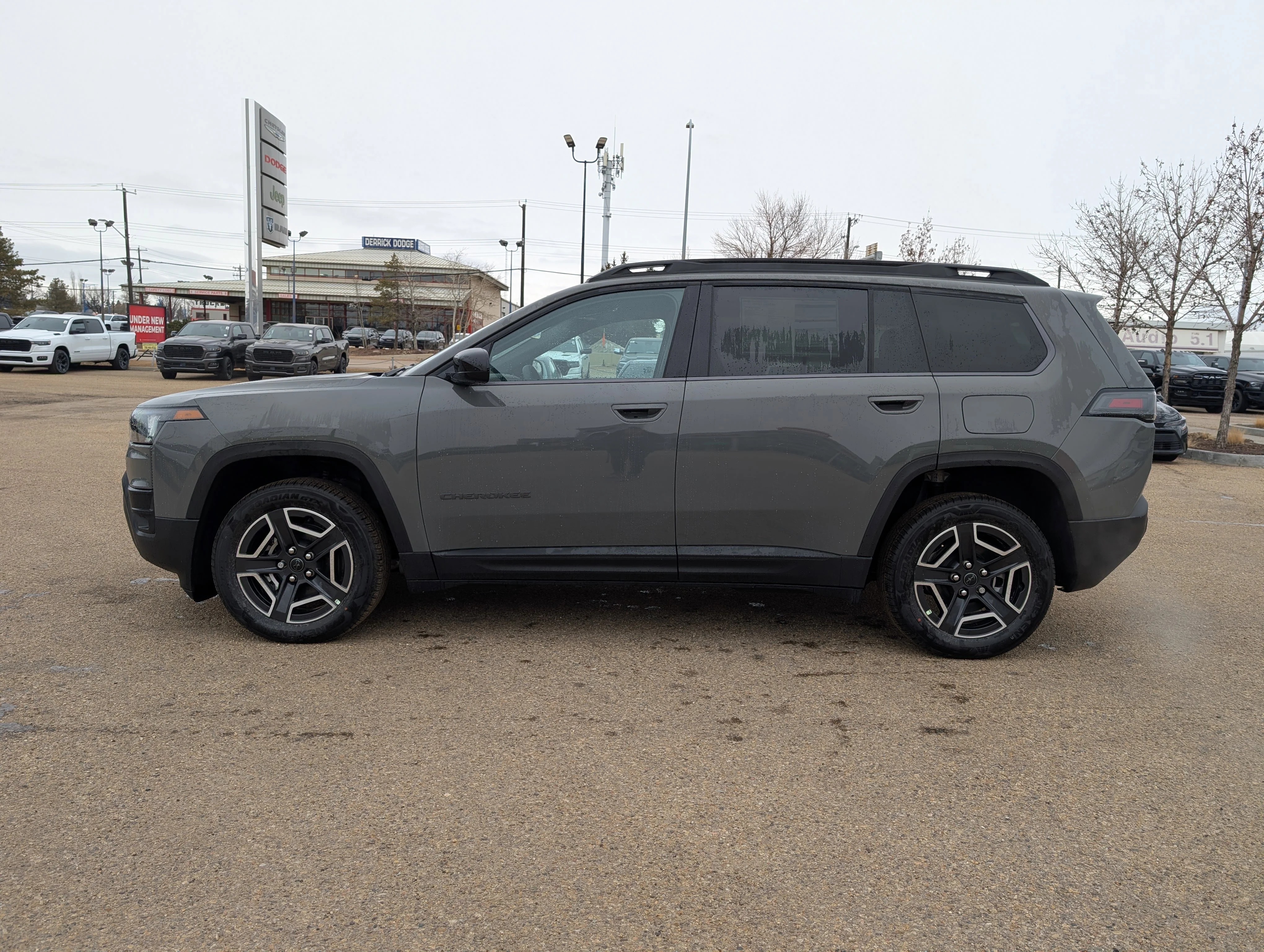 New 2026 Sting-Grey Jeep Laredo image 3